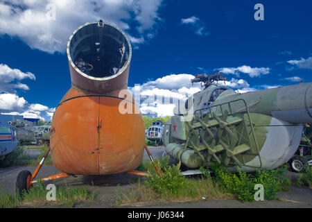 Moskau, Russland: EINDRINGLICHE Bilder von einem verlassenen Airforce base in Russland zeigt die Kraft, die die Sowjetunion während des Kalten Krieges besaß. Die atemberaubenden Bilder zeigen einen Hubschrauber-Friedhof mit Hunderten der Kämpfer Flugzeuge liegen in Rust und Ruine. Andere Bilder zeigen das Innere der vergessenen Russian Air Force Academy mit Uniformen, Ausrüstung und sogar die Überreste von einem Kampfjet hinter sich gelassen. Die Aufnahmen wurden von russischen Amateur-Fotografen und urban Explorer Sergey Wurzel, die verlassene Orte, aus der Hektik des Stadtlebens in Moskau zu entkommen sucht. Stockfoto