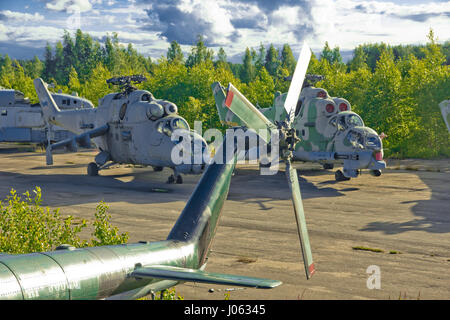 Moskau, Russland: EINDRINGLICHE Bilder von einem verlassenen Airforce base in Russland zeigt die Kraft, die die Sowjetunion während des Kalten Krieges besaß. Die atemberaubenden Bilder zeigen einen Hubschrauber-Friedhof mit Hunderten der Kämpfer Flugzeuge liegen in Rust und Ruine. Andere Bilder zeigen das Innere der vergessenen Russian Air Force Academy mit Uniformen, Ausrüstung und sogar die Überreste von einem Kampfjet hinter sich gelassen. Die Aufnahmen wurden von russischen Amateur-Fotografen und urban Explorer Sergey Wurzel, die verlassene Orte, aus der Hektik des Stadtlebens in Moskau zu entkommen sucht. Stockfoto