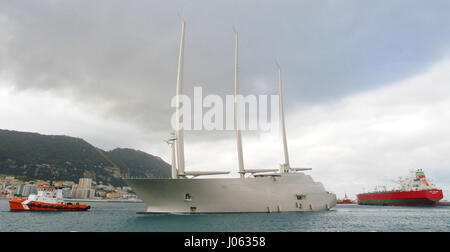 GIBRALTAR: Weltweit größte yacht mit Masten, die stehen höher als Big Ben London-Symbol in Gibraltar heute Morgen angekommen. Die Mammut 468-Fuß-langen Superyacht kostet £ 360 Millionen und gehört zur russischen Milliardär Andrei Igorewitsch Melnichenko. Das Schiff, das liebevoll "Super Yacht A" von seinem Eigentümer benannt wurde, durchläuft umfangreiche Tests auf der Insel, bevor es im Frühjahr an Herr Melnichenko ausgeliefert wird. Super-Yacht A benötigen eine Besatzung von vierundfünfzig zu bedienen und bietet Platz für ca. 20 Personen. Nathalie Shannon / mediadrumworld.com Stockfoto