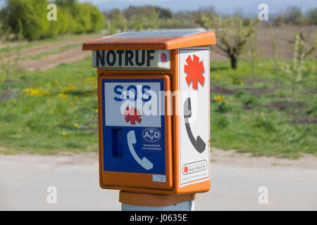 Breisach, Deutschland - 7. April 2017: Notfall-Telefon am Straßenrand, betrieben von der deutschen Automobil Club AVD und der Björn-Steiger-Stiftung Stockfoto