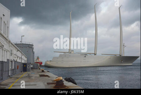 GIBRALTAR: Weltweit größte yacht mit Masten, die stehen höher als Big Ben London-Symbol in Gibraltar heute Morgen angekommen. Die Mammut 468-Fuß-langen Superyacht kostet £ 360 Millionen und gehört zur russischen Milliardär Andrei Igorewitsch Melnichenko. Das Schiff, das liebevoll "Super Yacht A" von seinem Eigentümer benannt wurde, durchläuft umfangreiche Tests auf der Insel, bevor es im Frühjahr an Herr Melnichenko ausgeliefert wird. Super-Yacht A benötigen eine Besatzung von vierundfünfzig zu bedienen und bietet Platz für ca. 20 Personen. Nathalie Shannon / mediadrumworld.com Stockfoto