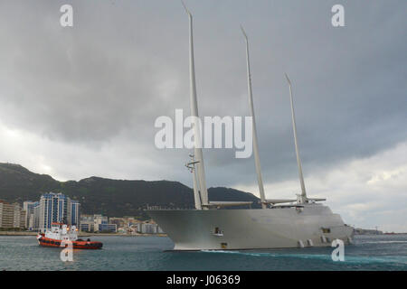 GIBRALTAR: Weltweit größte yacht mit Masten, die stehen höher als Big Ben London-Symbol in Gibraltar heute Morgen angekommen. Die Mammut 468-Fuß-langen Superyacht kostet £ 360 Millionen und gehört zur russischen Milliardär Andrei Igorewitsch Melnichenko. Das Schiff, das liebevoll "Super Yacht A" von seinem Eigentümer benannt wurde, durchläuft umfangreiche Tests auf der Insel, bevor es im Frühjahr an Herr Melnichenko ausgeliefert wird. Super-Yacht A benötigen eine Besatzung von vierundfünfzig zu bedienen und bietet Platz für ca. 20 Personen. Nathalie Shannon / mediadrumworld.com Stockfoto