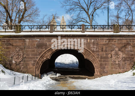 Ziegel, Kleeblatt Bogen an der Ostseite des Central Park, New York Stockfoto