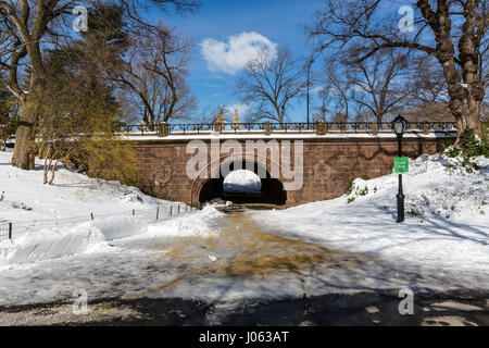 Ziegel, Kleeblatt Bogen an der Ostseite des Central Park, New York Stockfoto