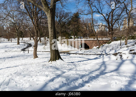 Ziegel, Kleeblatt Bogen an der Ostseite des Central Park, New York Stockfoto