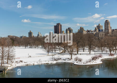 Skyline von New York über Schildkrötenteich aus dem Belvedere gesehen Stockfoto