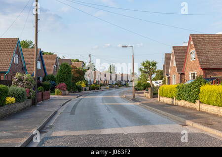 Typische Wohnhäuser auf einem gewöhnlichen ruhigen Straße, Attenborough, Nottinghamshire, England, UK Stockfoto