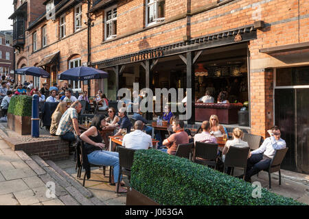 Menschen außerhalb Fothergill's Bistro Restaurant und Pub an einem Sommerabend in Nottingham, England, Großbritannien Stockfoto