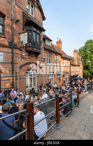 Leute sitzen und trinken außerhalb einer Kneipe an einem Sommerabend, Nottingham, England, Großbritannien Stockfoto