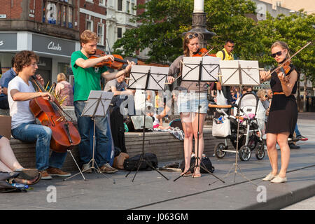 Buskers: junge klassische Musiker strassenmusik als klassischer Musik Streichquartett, Nottingham, England, Großbritannien Stockfoto