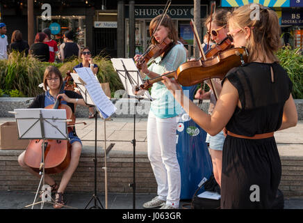 Buskers: Junge Musikerinnen Straßenmusik klassischen Streichquartett Musik, Nottingham, England, Großbritannien Stockfoto