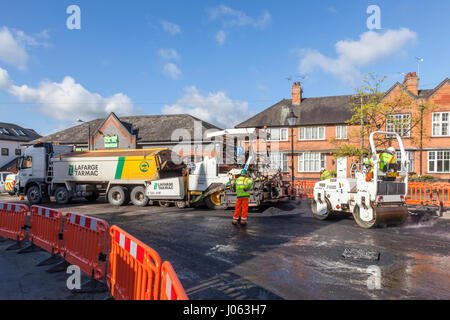 Straßen Wartung. Resurfacing Straße Arbeit auf einem Dorf Straße, Nottinghamshire, England, Großbritannien, Großbritannien Stockfoto