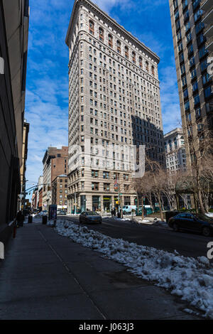 Flat Iron Building mit Schnee auf Bordsteinkante Stockfoto