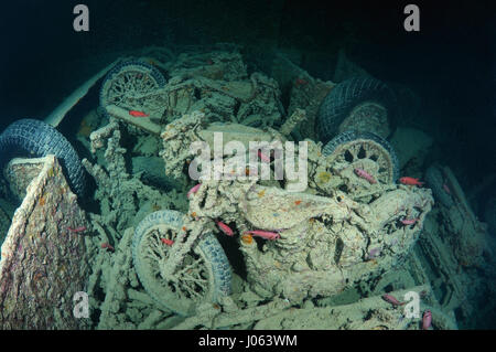 Einige von den vielen Motorrädern, die versunkenen mit dem Schiff waren. UNHEIMLICHE Unterwasser Bilder zeigen im Inneren das Wrack des gesunkenen britischen Weltkrieg zwei Schiff SS Thistlegorm am fünfundsiebzigsten Jahrestag von ihrem Untergang. Die Bilder zeigen die verrosteten Überreste der Handelsmarine der Schiffsfracht umfasst Motorräder, Armee-LKWas und ein Flugzeug-Propeller. Andere Bilder zeigen, wie Leben im Meer haben bewohnen das Wrack. Stockfoto