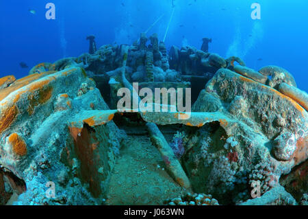 Die zerstörten SS Thistlegorm. UNHEIMLICHE Unterwasser Bilder zeigen im Inneren das Wrack des gesunkenen britischen Weltkrieg zwei Schiff SS Thistlegorm am fünfundsiebzigsten Jahrestag von ihrem Untergang. Die Bilder zeigen die verrosteten Überreste der Handelsmarine der Schiffsfracht umfasst Motorräder, Armee-LKWas und ein Flugzeug-Propeller. Andere Bilder zeigen, wie Leben im Meer haben bewohnen das Wrack. Stockfoto