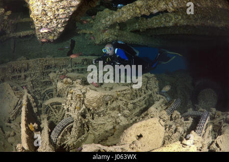 Ein Taucher inspiziert die Motorräder, die versenkt haben. UNHEIMLICHE Unterwasser Bilder zeigen im Inneren das Wrack des gesunkenen britischen Weltkrieg zwei Schiff SS Thistlegorm am fünfundsiebzigsten Jahrestag von ihrem Untergang. Die Bilder zeigen die verrosteten Überreste der Handelsmarine der Schiffsfracht umfasst Motorräder, Armee-LKWas und ein Flugzeug-Propeller. Andere Bilder zeigen, wie Leben im Meer haben bewohnen das Wrack. Stockfoto