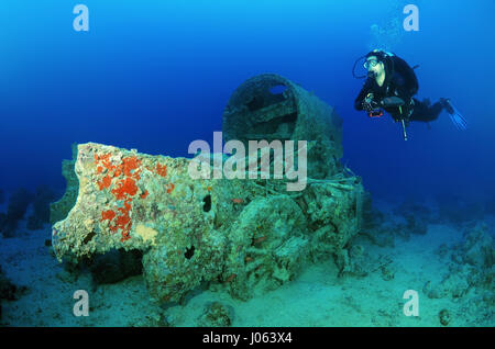 Eine zerstörte Kutsche, die versunkenen war. UNHEIMLICHE Unterwasser Bilder zeigen im Inneren das Wrack des gesunkenen britischen Weltkrieg zwei Schiff SS Thistlegorm am fünfundsiebzigsten Jahrestag von ihrem Untergang. Die Bilder zeigen die verrosteten Überreste der Handelsmarine der Schiffsfracht umfasst Motorräder, Armee-LKWas und ein Flugzeug-Propeller. Andere Bilder zeigen, wie Leben im Meer haben bewohnen das Wrack. Stockfoto