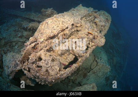 Eine versunkene Panzer. UNHEIMLICHE Unterwasser Bilder zeigen im Inneren das Wrack des gesunkenen britischen Weltkrieg zwei Schiff SS Thistlegorm am fünfundsiebzigsten Jahrestag von ihrem Untergang. Die Bilder zeigen die verrosteten Überreste der Handelsmarine der Schiffsfracht umfasst Motorräder, Armee-LKWas und ein Flugzeug-Propeller. Andere Bilder zeigen, wie Leben im Meer haben bewohnen das Wrack. Stockfoto