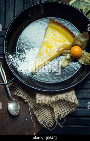 Leckere Zitrone, Lime Pie. Tart. Das Restaurant oder Café-Atmosphäre. Jahrgang Stockfoto