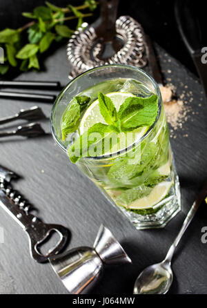 Mojito cocktail machen. Zutaten und Utensilien. Stockfoto