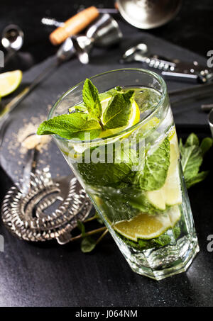 Mojito cocktail machen. Zutaten und Utensilien. Stockfoto