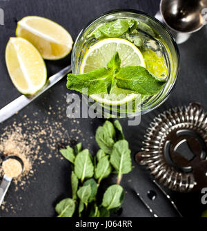 Mojito cocktail machen. Zutaten und Utensilien. Stockfoto