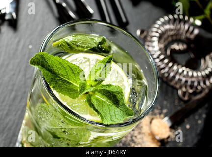 Mojito cocktail machen. Zutaten und Utensilien. Stockfoto