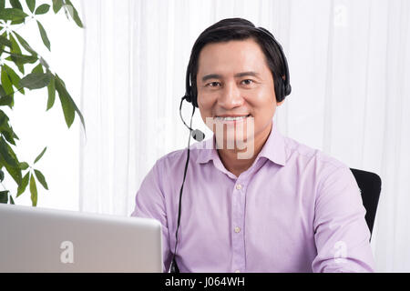 Porträt der schönen asiatischen Hotline Person Berater tragen Kopfhörer Stockfoto