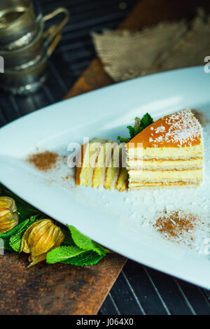 Frische Passionsfrucht-Kuchen mit Kokos und Zimt. Dessert auf Platte. Das Restaurant oder Café-Atmosphäre Stockfoto