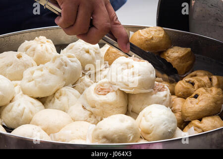 Chinesische gedämpftes Schweinefleisch Brötchen auf einer Straße Essen in CHinatown, Bangkok Abschaltdruck Stockfoto