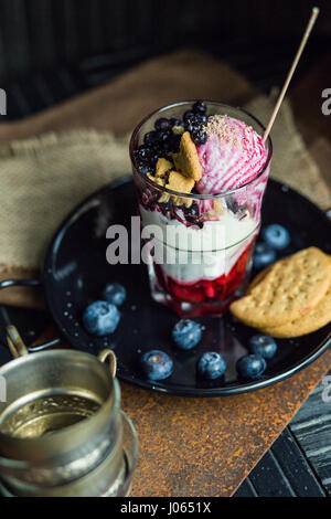 Eis mit Keksen und Beeren. Dessert. Das Restaurant oder Café-Atmosphäre. Jahrgang Stockfoto