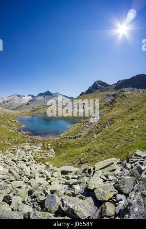 Ein Bergsee mit dem Tischlerkar-Gletscher im Hintergrund im Bereich der Gastein in Salzburg, Österreich. Stockfoto