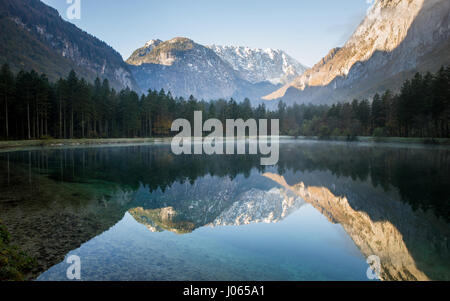 Blick über Bluntautalsee mit Medienstationen Alp im Hintergrund. Im Naturschutzgebiet Tal in der Nähe von Golling in Österreich umgeben das Gespinst Stockfoto