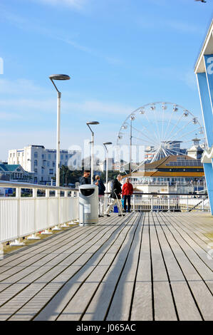 Blick vom Pier von Bournemouth nach Bournemouth mit dem großen Rad 2017, Dorset, Großbritannien Stockfoto