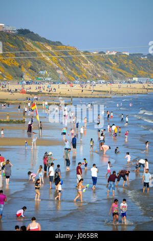 Überfüllten Strand in Bournemouth an einem warmen Frühlingstag, Bournemouth, Dorset, Großbritannien Stockfoto