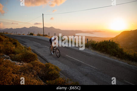 Ein junger Mann trainiert Straße Bycycle Rennen in Calvi, Corsica. Korsika ist die gebirgigste Insel im Mittelmeer und liegt im Westen der Ital Stockfoto