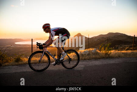 Ein junger Mann trainiert Straße Bycycle Rennen in Calvi, Corsica. Korsika ist die gebirgigste Insel im Mittelmeer und liegt im Westen der Ital Stockfoto