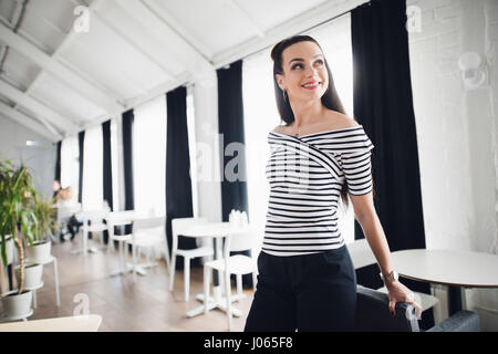 Nahaufnahme Portrait Frau mit perfekten Lächeln und weiße Zähne in einem Café und Blick in die Kamera Lächeln. Stockfoto
