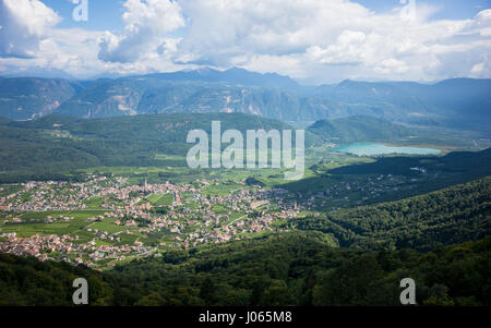 Das Panorama von Kaltern. Kaltern ist eine Gemeinde in Südtirol, Norditalien. Stockfoto