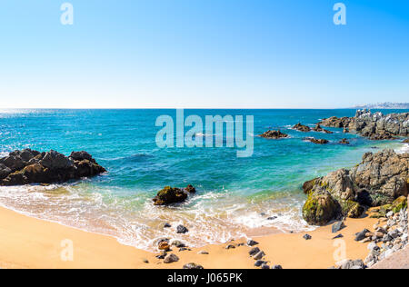 Leere Felsstrand an sonnigen Tag Stockfoto