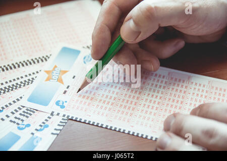 WROCLAW, Polen - 28. März 2017: Mann füllen Sie ein Lotto Lottery Ticket. Lotterie von Totalizator Sportowy organisiert. Es ist seit 1957 in Polen. Stockfoto