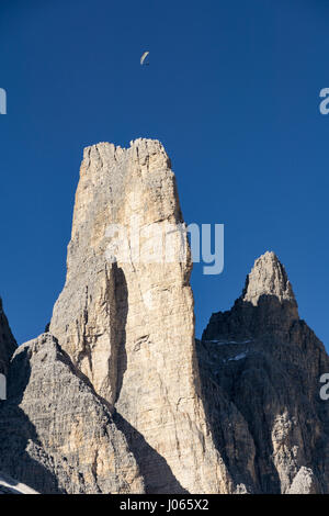 Gleitschirm fliegen über den Tre Cime di Lavaredo in der Nähe von Cortina d ' Ampezzo, Nordosten Italiens. Stockfoto