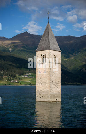 Die Reschen-Pass ist ein über die Hauptkette der Alpen und eine Grenze zwischen Italien und Österreich. Es ist die Verbindung der Inn River Valley in der Nord- Stockfoto