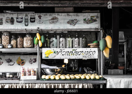 Urlaub Reisen Asien Südostasien Thailand - eine Mango Hersteller Shop in Bangkok Thailand verkaufen frische Mango mit Zutaten Stockfoto