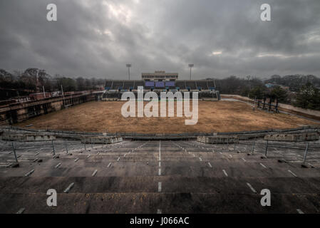 ATLANTA, USA: Unheimliche Bilder ergaben die bröckelnden Reste einer verlassenen amerikanischen Fußball-Stadion, die Feldhockey bei den Olympischen Spielen 1996 gehostet. Atemberaubende Aufnahmen zeigen konkrete Stände mit Blick auf einen überwucherten Fußballplatz gefüllt mit dandy Löwen und anderen Unkräutern zerfallen. Andere Bilder zeigen die Eingeweiden des Stadions, die in den Händen von Vandalen gelitten haben, wie Graffiti jede Wand schmückt. Die spektakuläre Schnappschüsse wurden von lokalen Fotografen Jeff Hagerman (36) im Alonzo Herndon Stadium in Atlanta, USA übernommen. Stockfoto