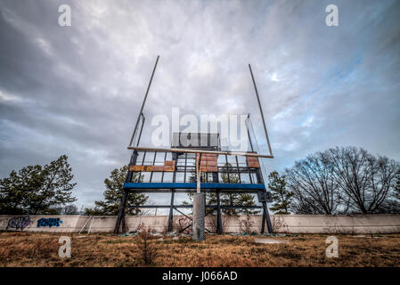 ATLANTA, USA: Unheimliche Bilder ergaben die bröckelnden Reste einer verlassenen amerikanischen Fußball-Stadion, die Feldhockey bei den Olympischen Spielen 1996 gehostet. Atemberaubende Aufnahmen zeigen konkrete Stände mit Blick auf einen überwucherten Fußballplatz gefüllt mit dandy Löwen und anderen Unkräutern zerfallen. Andere Bilder zeigen die Eingeweiden des Stadions, die in den Händen von Vandalen gelitten haben, wie Graffiti jede Wand schmückt. Die spektakuläre Schnappschüsse wurden von lokalen Fotografen Jeff Hagerman (36) im Alonzo Herndon Stadium in Atlanta, USA übernommen. Stockfoto