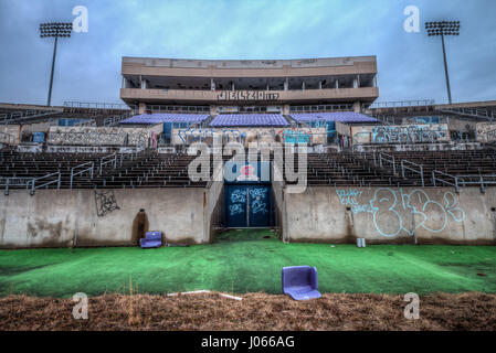 ATLANTA, USA: Unheimliche Bilder ergaben die bröckelnden Reste einer verlassenen amerikanischen Fußball-Stadion, die Feldhockey bei den Olympischen Spielen 1996 gehostet. Atemberaubende Aufnahmen zeigen konkrete Stände mit Blick auf einen überwucherten Fußballplatz gefüllt mit dandy Löwen und anderen Unkräutern zerfallen. Andere Bilder zeigen die Eingeweiden des Stadions, die in den Händen von Vandalen gelitten haben, wie Graffiti jede Wand schmückt. Die spektakuläre Schnappschüsse wurden von lokalen Fotografen Jeff Hagerman (36) im Alonzo Herndon Stadium in Atlanta, USA übernommen. Stockfoto