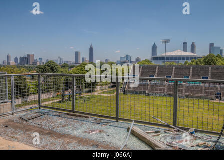 ATLANTA, USA: Unheimliche Bilder ergaben die bröckelnden Reste einer verlassenen amerikanischen Fußball-Stadion, die Feldhockey bei den Olympischen Spielen 1996 gehostet. Atemberaubende Aufnahmen zeigen konkrete Stände mit Blick auf einen überwucherten Fußballplatz gefüllt mit dandy Löwen und anderen Unkräutern zerfallen. Andere Bilder zeigen die Eingeweiden des Stadions, die in den Händen von Vandalen gelitten haben, wie Graffiti jede Wand schmückt. Die spektakuläre Schnappschüsse wurden von lokalen Fotografen Jeff Hagerman (36) im Alonzo Herndon Stadium in Atlanta, USA übernommen. Stockfoto