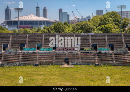 ATLANTA, USA: Unheimliche Bilder ergaben die bröckelnden Reste einer verlassenen amerikanischen Fußball-Stadion, die Feldhockey bei den Olympischen Spielen 1996 gehostet. Atemberaubende Aufnahmen zeigen konkrete Stände mit Blick auf einen überwucherten Fußballplatz gefüllt mit dandy Löwen und anderen Unkräutern zerfallen. Andere Bilder zeigen die Eingeweiden des Stadions, die in den Händen von Vandalen gelitten haben, wie Graffiti jede Wand schmückt. Die spektakuläre Schnappschüsse wurden von lokalen Fotografen Jeff Hagerman (36) im Alonzo Herndon Stadium in Atlanta, USA übernommen. Stockfoto