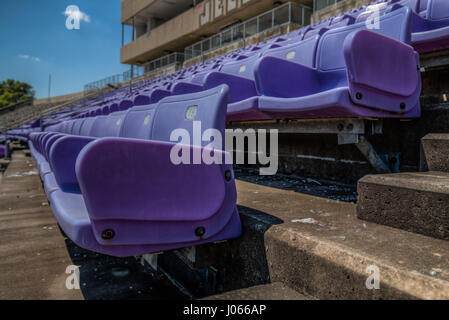 ATLANTA, USA: Unheimliche Bilder ergaben die bröckelnden Reste einer verlassenen amerikanischen Fußball-Stadion, die Feldhockey bei den Olympischen Spielen 1996 gehostet. Atemberaubende Aufnahmen zeigen konkrete Stände mit Blick auf einen überwucherten Fußballplatz gefüllt mit dandy Löwen und anderen Unkräutern zerfallen. Andere Bilder zeigen die Eingeweiden des Stadions, die in den Händen von Vandalen gelitten haben, wie Graffiti jede Wand schmückt. Die spektakuläre Schnappschüsse wurden von lokalen Fotografen Jeff Hagerman (36) im Alonzo Herndon Stadium in Atlanta, USA übernommen. Stockfoto